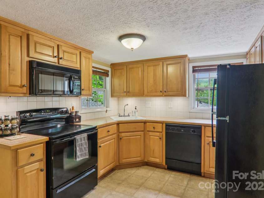 416 Cherokee Avenue, Black Mountain, NC 28711.  MLS# CAR4331920, YatesRealty ID 21049. 2LQ Kitchen