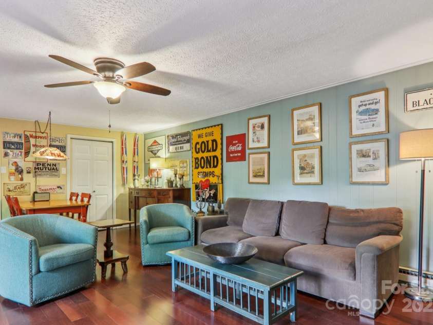 416 Cherokee Avenue, Black Mountain, NC 28711.  MLS# CAR4331920, YatesRealty ID 21049. 2LQ Living Room