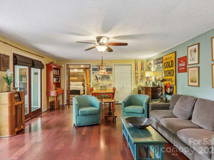 416 Cherokee Avenue, Black Mountain, NC 28711.  MLS# CAR4331920, YatesRealty ID 21049. 2LQ Living Room