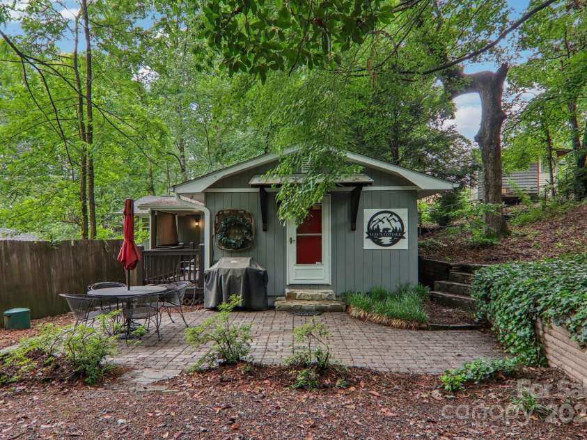 416 Cherokee Avenue, Black Mountain, NC 28711.  MLS# CAR4331920, YatesRealty ID 21049. Cabin Front View