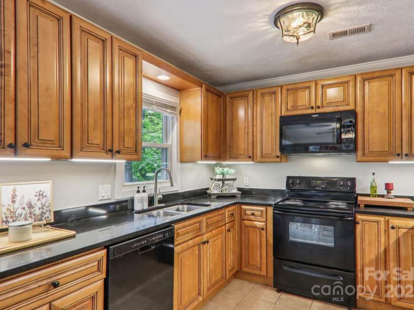 416 Cherokee Avenue, Black Mountain, NC 28711.  MLS# CAR4331920, YatesRealty ID 21049. Kitchen