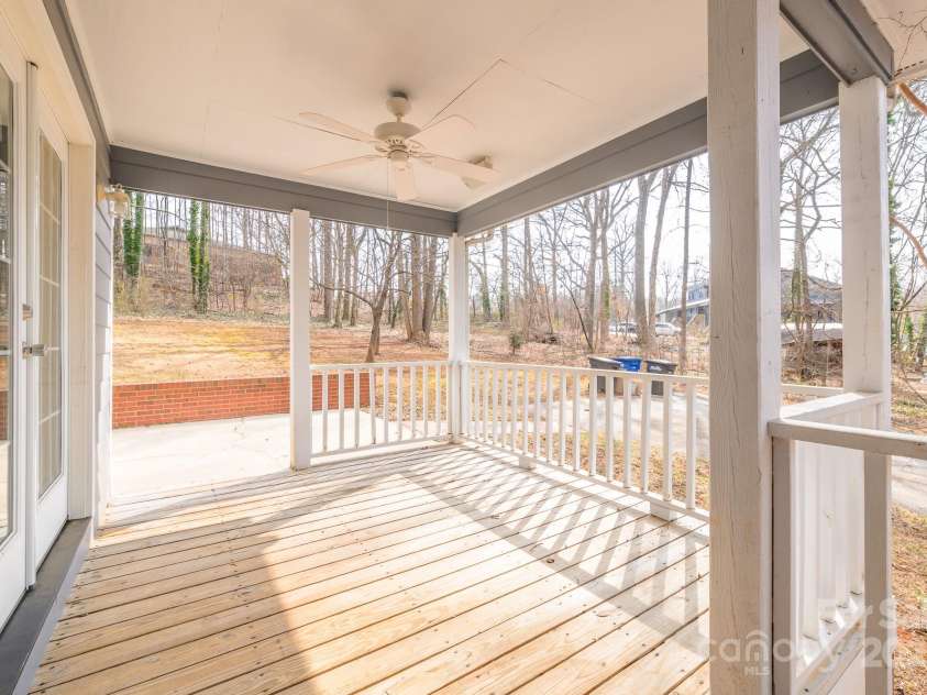 622 Oakdale Drive, Statesville, NC 28677.  MLS# CAR4219430, YatesRealty ID 2105. 