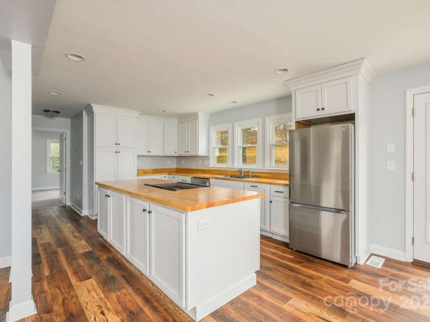 622 Oakdale Drive, Statesville, NC 28677.  MLS# CAR4219430, YatesRealty ID 2105. 