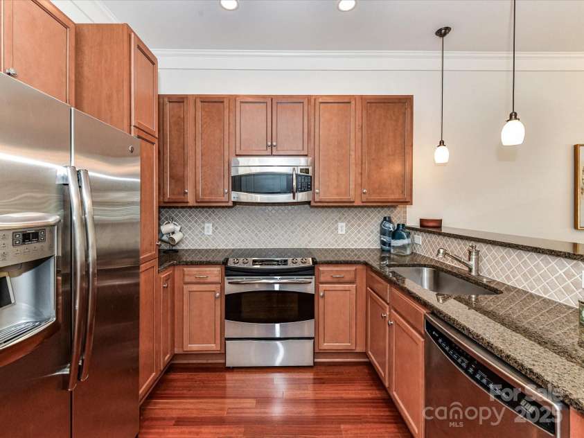 2810 Selwyn Avenue, Charlotte, NC 28209.  MLS# CAR4259900, YatesRealty ID 21050. 