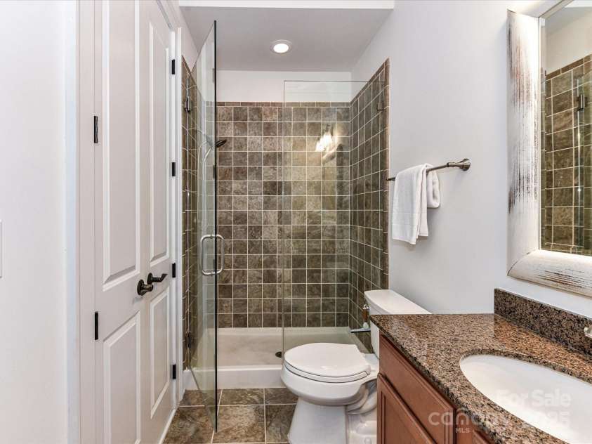 2810 Selwyn Avenue, Charlotte, NC 28209.  MLS# CAR4259900, YatesRealty ID 21050. 