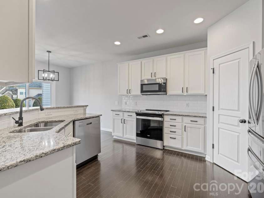 4364 Park South Station Boulevard, Charlotte, NC 28210.  MLS# CAR4381173, YatesRealty ID 21052. 