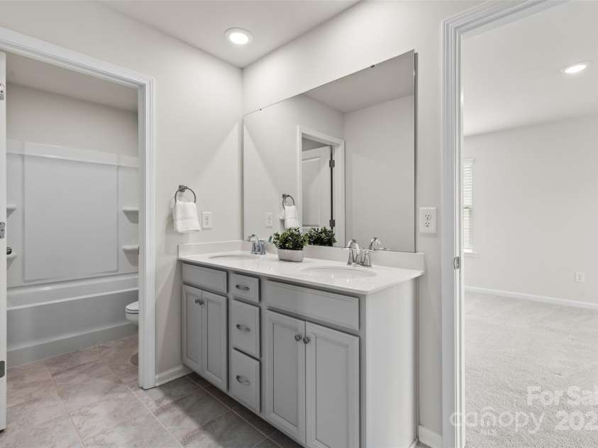 14407 Cardwell Hill Lane, Charlotte, NC 28278.  MLS# CAR4264654, YatesRealty ID 21054. Bathroom 1 - Connects Bedroom 1 and 2