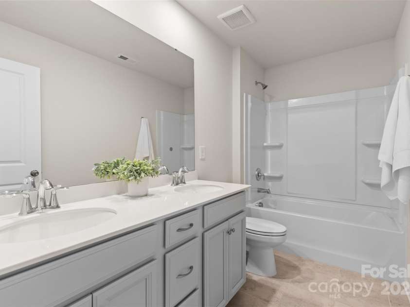 14407 Cardwell Hill Lane, Charlotte, NC 28278.  MLS# CAR4264654, YatesRealty ID 21054. Hall Bath, 2nd floor