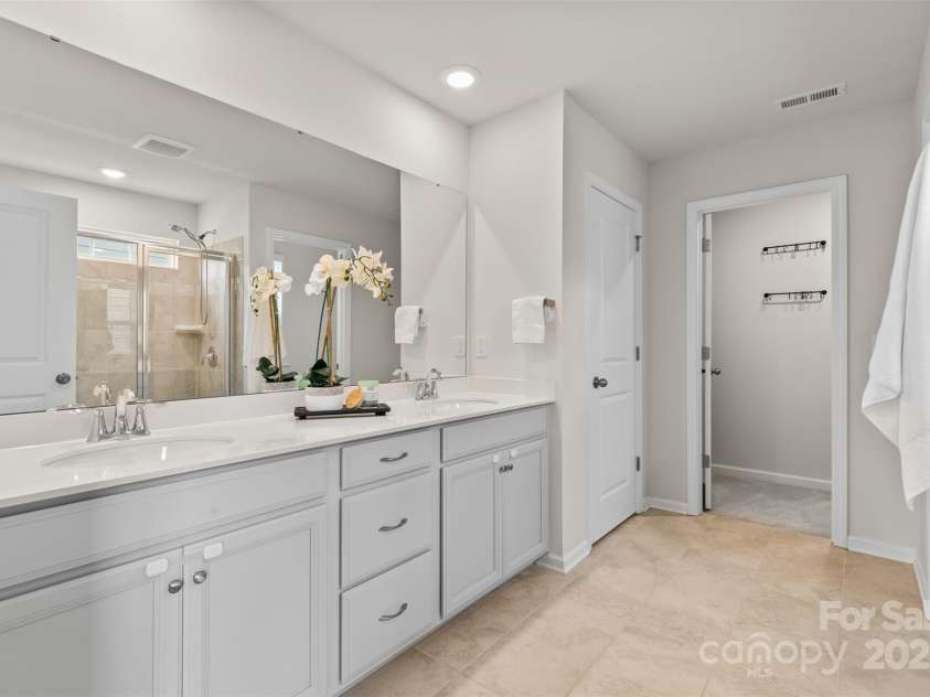 14407 Cardwell Hill Lane, Charlotte, NC 28278.  MLS# CAR4264654, YatesRealty ID 21054. Primary Bathroom