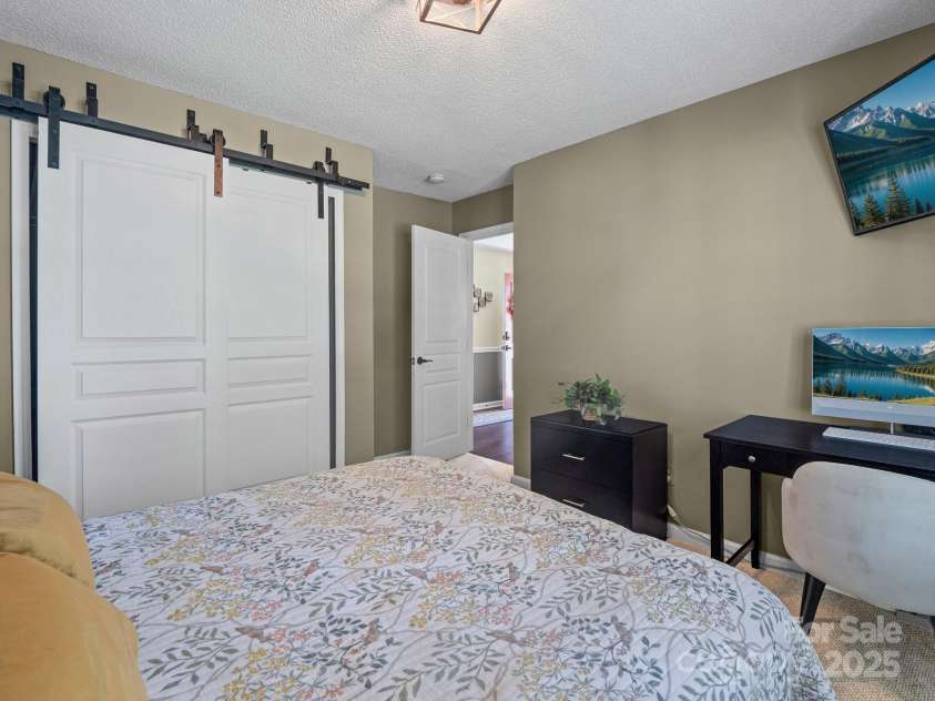 10 Gray Wolf Lane, Hendersonville, NC 28792.  MLS# CAR4267115, YatesRealty ID 21056. 