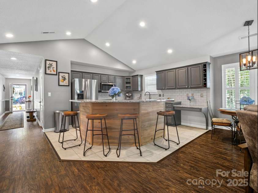 10 Gray Wolf Lane, Hendersonville, NC 28792.  MLS# CAR4267115, YatesRealty ID 21056. 