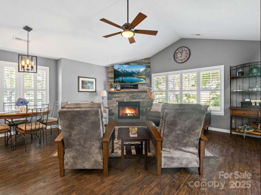 10 Gray Wolf Lane, Hendersonville, NC 28792.  MLS# CAR4267115, YatesRealty ID 21056. 