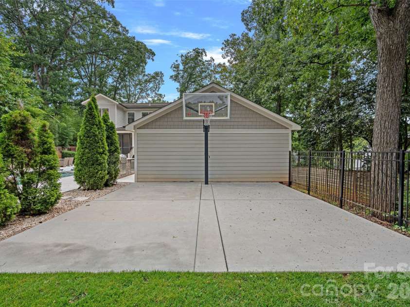 4316 Tangle Drive, Charlotte, NC 28211.  MLS# CAR4372166, YatesRealty ID 21058. 