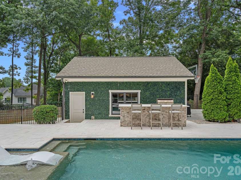 4316 Tangle Drive, Charlotte, NC 28211.  MLS# CAR4372166, YatesRealty ID 21058. 