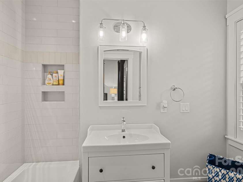 4316 Tangle Drive, Charlotte, NC 28211.  MLS# CAR4372166, YatesRealty ID 21058. Bathroom
