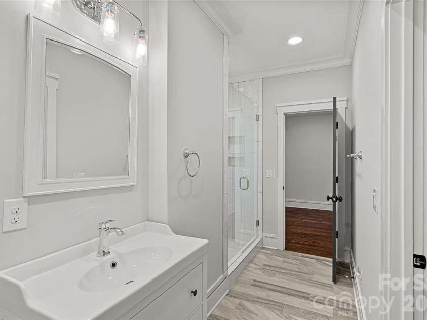 4316 Tangle Drive, Charlotte, NC 28211.  MLS# CAR4372166, YatesRealty ID 21058. Bathroom