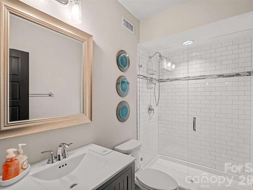 4316 Tangle Drive, Charlotte, NC 28211.  MLS# CAR4372166, YatesRealty ID 21058. Bathroom