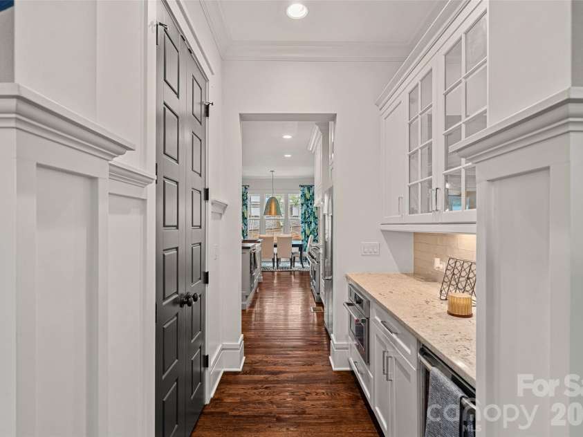 4316 Tangle Drive, Charlotte, NC 28211.  MLS# CAR4372166, YatesRealty ID 21058. Butler's Pantry
