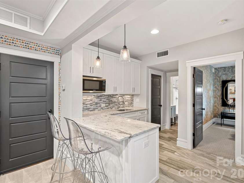 4316 Tangle Drive, Charlotte, NC 28211.  MLS# CAR4372166, YatesRealty ID 21058. Kitchenette
