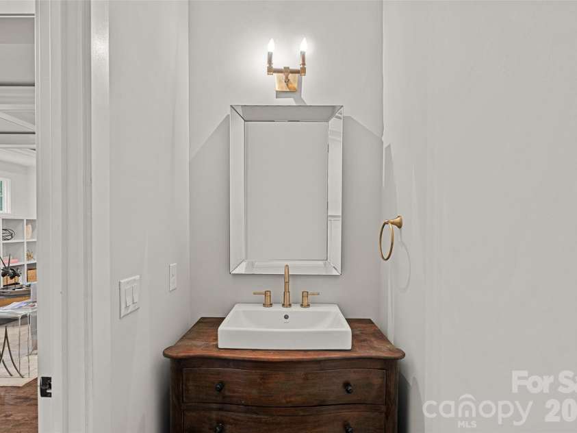 4316 Tangle Drive, Charlotte, NC 28211.  MLS# CAR4372166, YatesRealty ID 21058. Powder Room