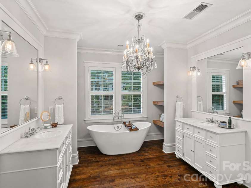 4316 Tangle Drive, Charlotte, NC 28211.  MLS# CAR4372166, YatesRealty ID 21058. Primary Bathroom
