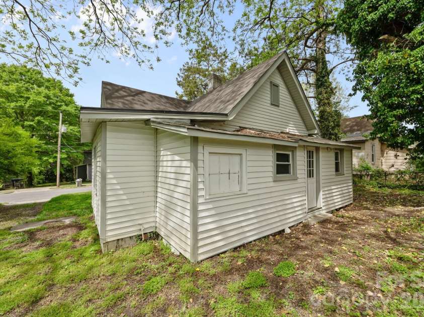 318 Liberty Street, Gastonia, NC 28052.  MLS# CAR4310640, YatesRealty ID 21059. 
