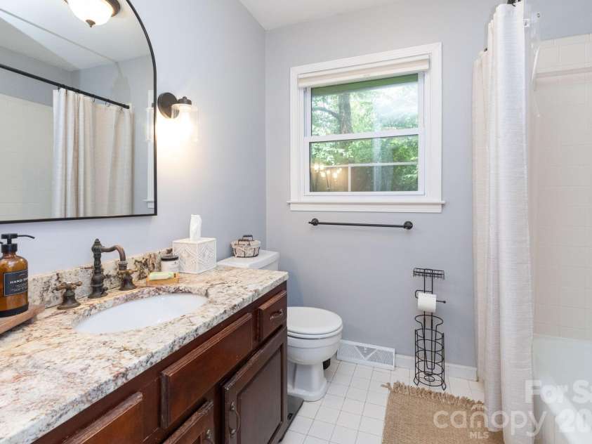 936 Toxaway Drive, Hendersonville, NC 28791.  MLS# CAR4399122, YatesRealty ID 2106. Master Bath
