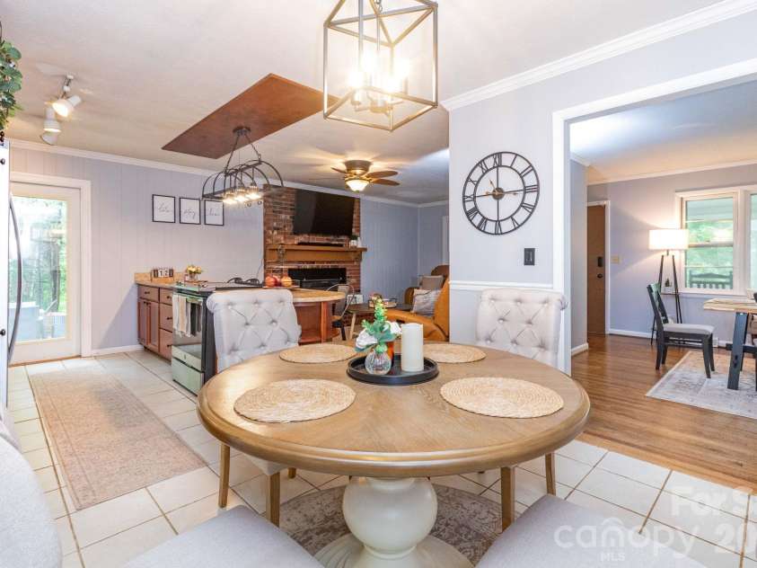 936 Toxaway Drive, Hendersonville, NC 28791.  MLS# CAR4399122, YatesRealty ID 2106. Open Kitchen