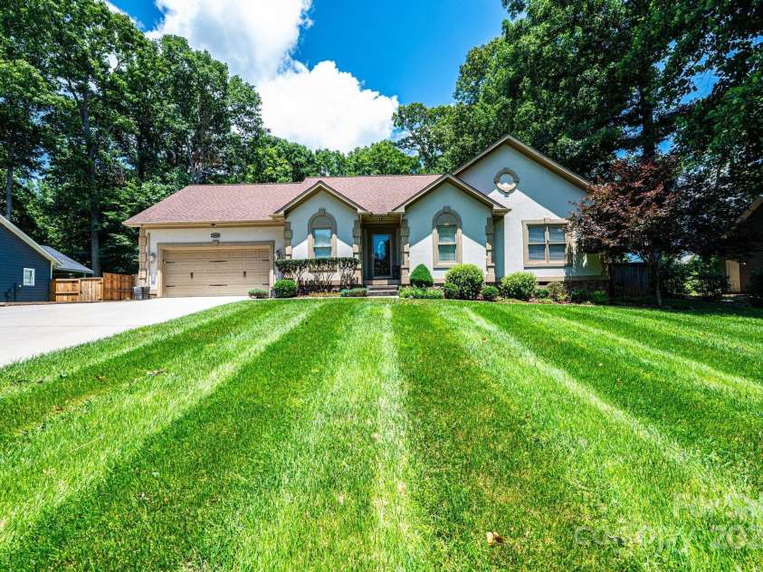 3889 Mattingly Drive, Hickory, NC 28602.  MLS# CAR4273093, YatesRealty ID 21061. 