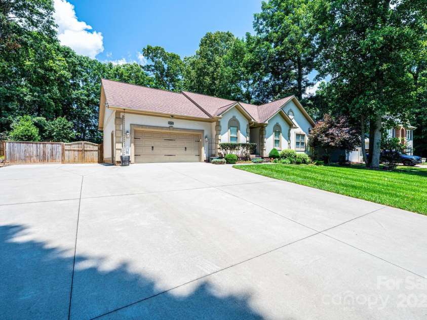 3889 Mattingly Drive, Hickory, NC 28602.  MLS# CAR4273093, YatesRealty ID 21061. 