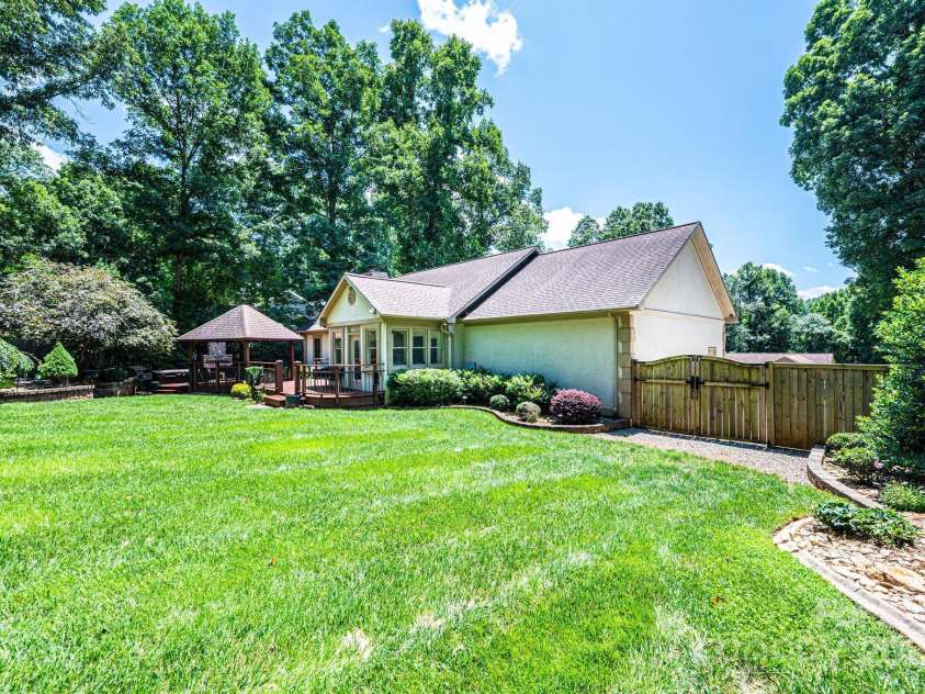 3889 Mattingly Drive, Hickory, NC 28602.  MLS# CAR4273093, YatesRealty ID 21061. 