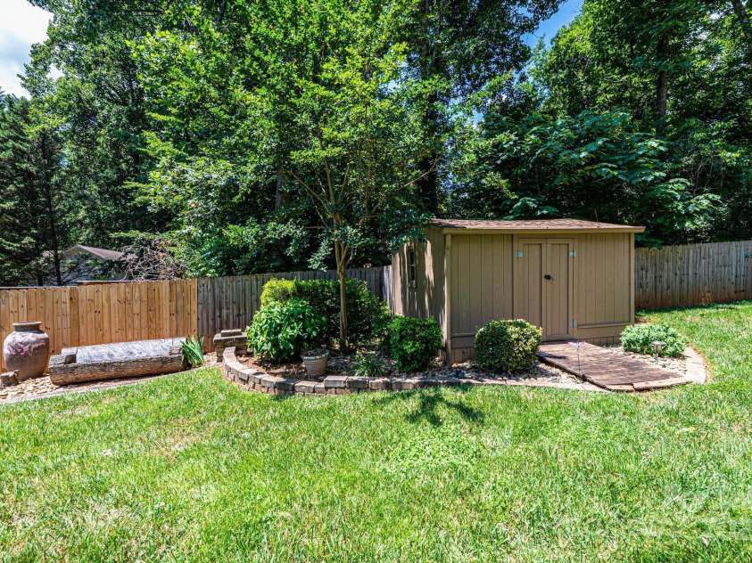 3889 Mattingly Drive, Hickory, NC 28602.  MLS# CAR4273093, YatesRealty ID 21061. 