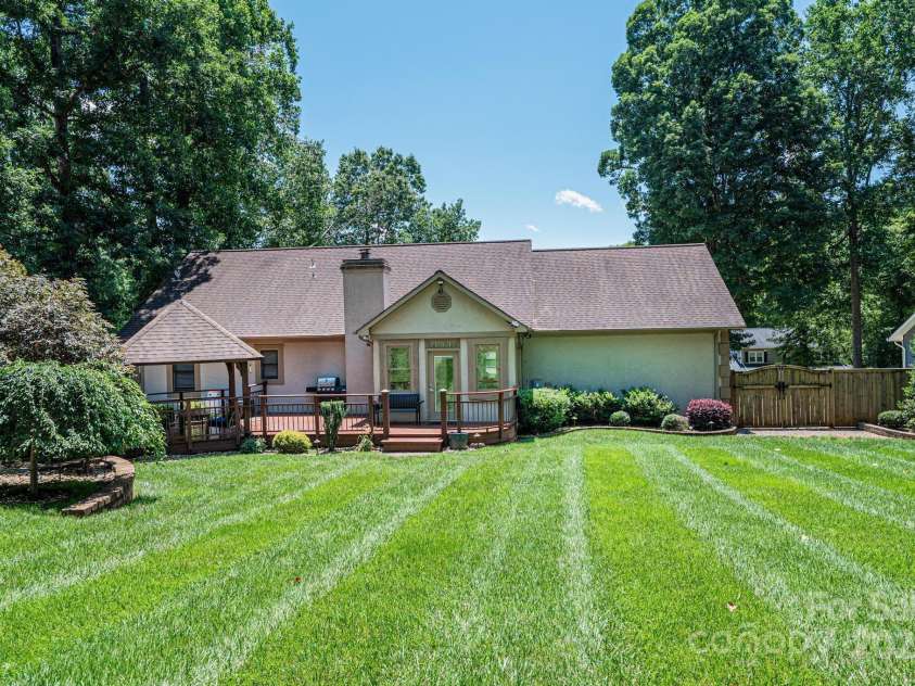 3889 Mattingly Drive, Hickory, NC 28602.  MLS# CAR4273093, YatesRealty ID 21061. 