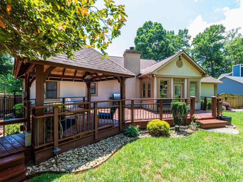 3889 Mattingly Drive, Hickory, NC 28602.  MLS# CAR4273093, YatesRealty ID 21061. 