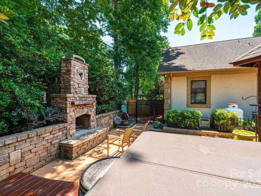 3889 Mattingly Drive, Hickory, NC 28602.  MLS# CAR4273093, YatesRealty ID 21061. 