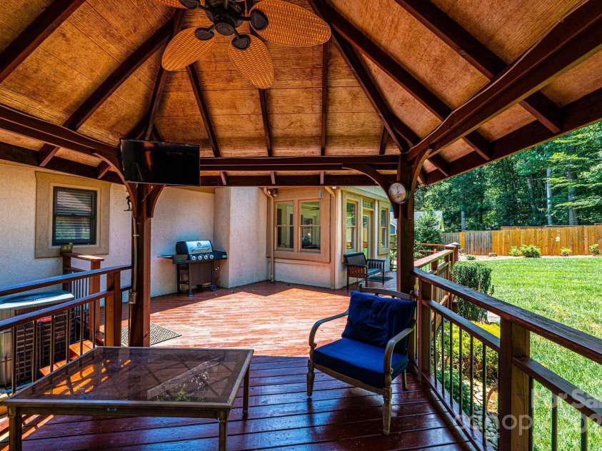 3889 Mattingly Drive, Hickory, NC 28602.  MLS# CAR4273093, YatesRealty ID 21061. 