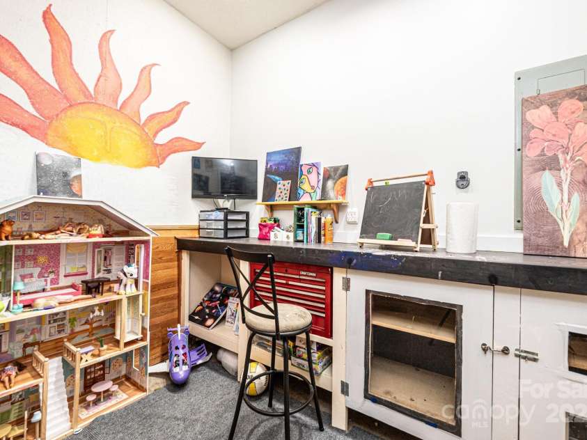 3889 Mattingly Drive, Hickory, NC 28602.  MLS# CAR4273093, YatesRealty ID 21061. 