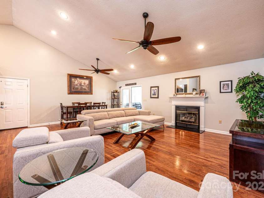 3889 Mattingly Drive, Hickory, NC 28602.  MLS# CAR4273093, YatesRealty ID 21061. 