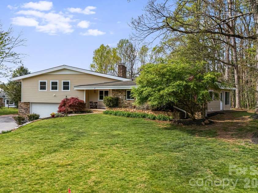 87 Oakview Road, Asheville, NC 28806.  MLS# CAR4368551, YatesRealty ID 21062. 