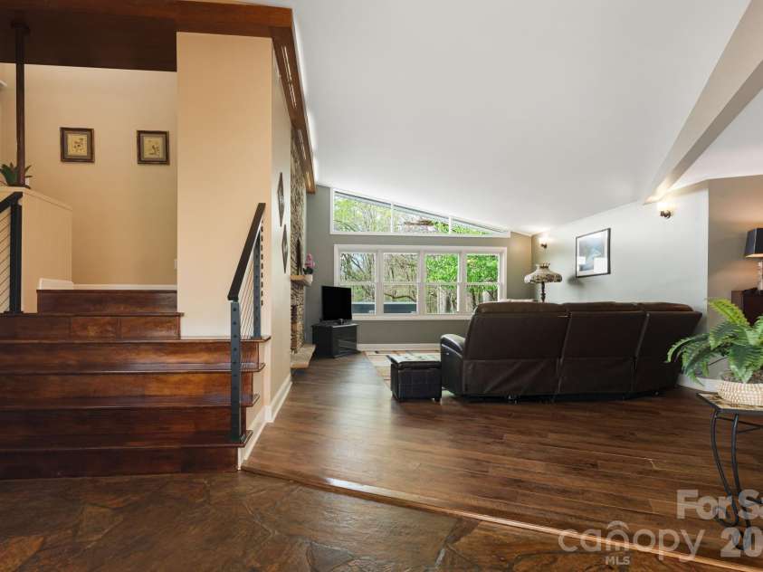 87 Oakview Road, Asheville, NC 28806.  MLS# CAR4368551, YatesRealty ID 21062. 