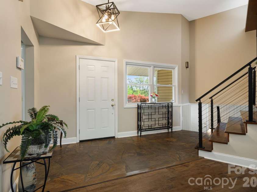 87 Oakview Road, Asheville, NC 28806.  MLS# CAR4368551, YatesRealty ID 21062. 