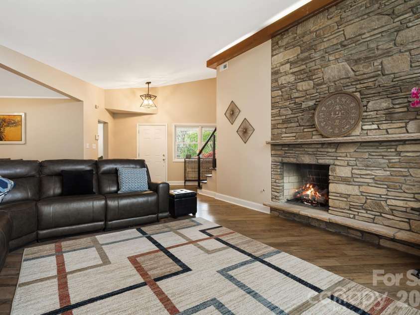 87 Oakview Road, Asheville, NC 28806.  MLS# CAR4368551, YatesRealty ID 21062. 