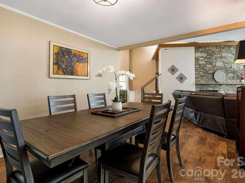 87 Oakview Road, Asheville, NC 28806.  MLS# CAR4368551, YatesRealty ID 21062. 