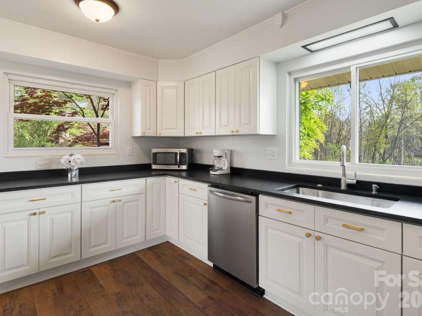 87 Oakview Road, Asheville, NC 28806.  MLS# CAR4368551, YatesRealty ID 21062. 