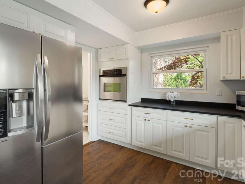 87 Oakview Road, Asheville, NC 28806.  MLS# CAR4368551, YatesRealty ID 21062. 