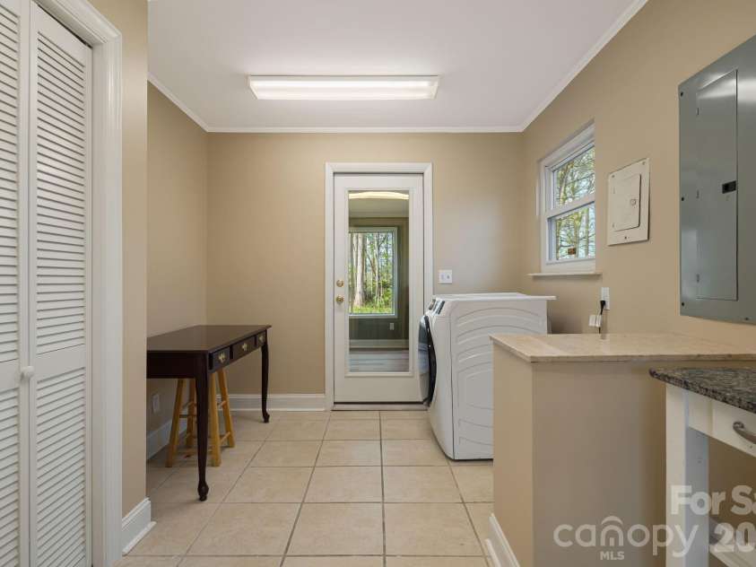 87 Oakview Road, Asheville, NC 28806.  MLS# CAR4368551, YatesRealty ID 21062. 