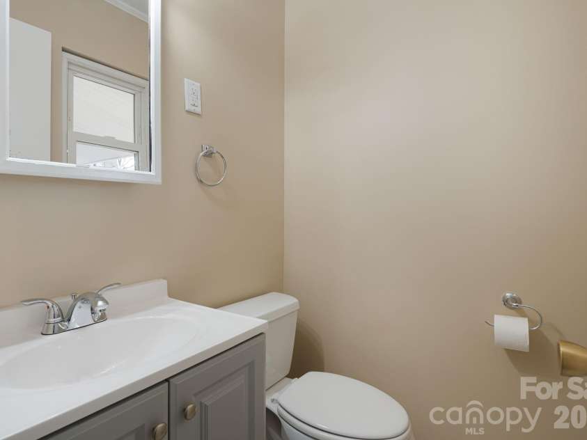87 Oakview Road, Asheville, NC 28806.  MLS# CAR4368551, YatesRealty ID 21062. 