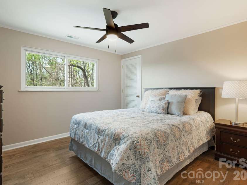 87 Oakview Road, Asheville, NC 28806.  MLS# CAR4368551, YatesRealty ID 21062. 