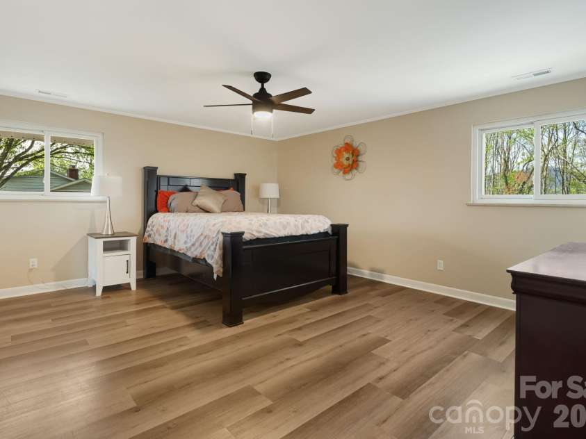 87 Oakview Road, Asheville, NC 28806.  MLS# CAR4368551, YatesRealty ID 21062. 