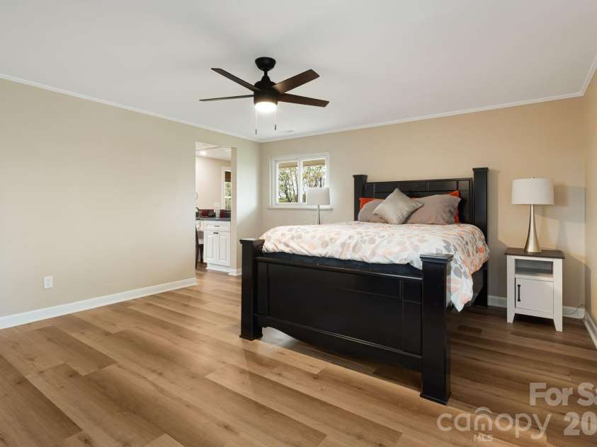 87 Oakview Road, Asheville, NC 28806.  MLS# CAR4368551, YatesRealty ID 21062. 